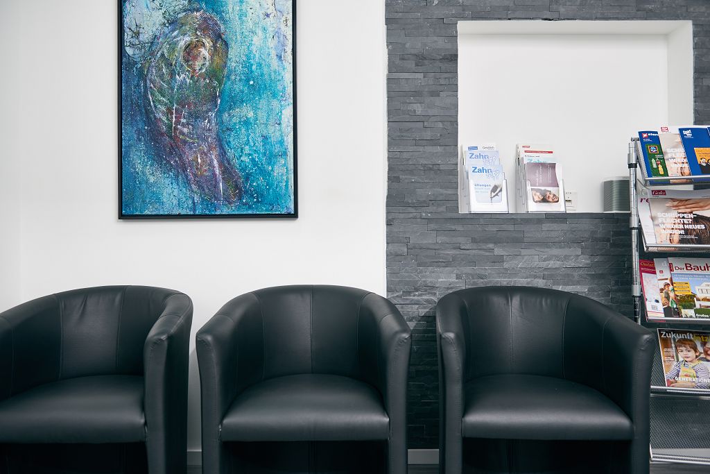 Zahnarzt Praxis in Dormagen - Warten auf Sessel